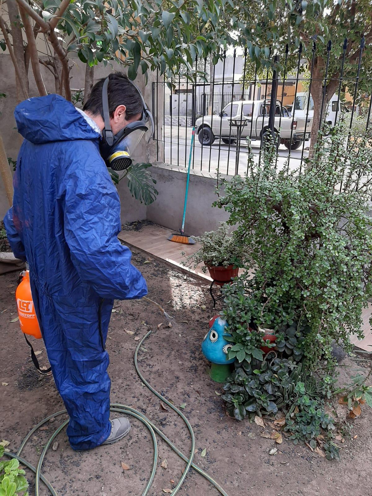 Técnico de AC Desinfecciones trabajando en una vivienda de Córdoba Capital
