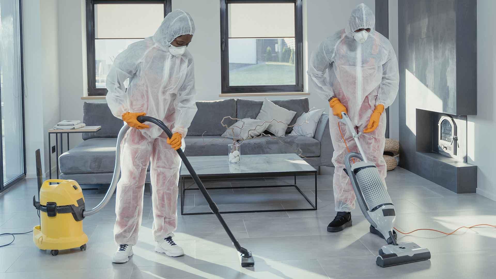 Personal de AC Desinfecciones durante un servicio en Córdoba Capital